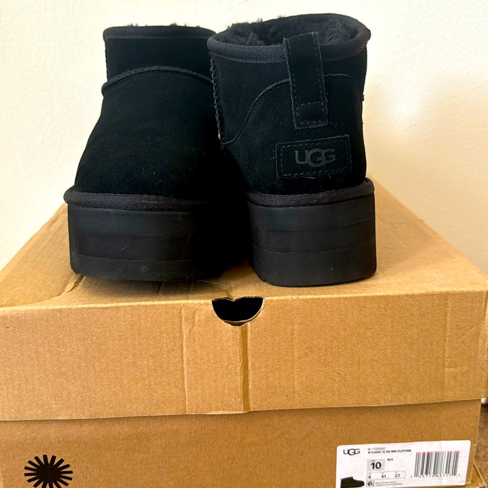 Ugg. Size 10 platform. Worn lightly.